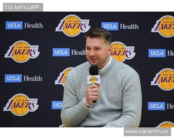 东契奇上半场狂砍32分詹姆斯无奈在替补席打哈欠观战 东契奇上半场狂砍32分詹姆斯无奈在替补席打哈欠观战