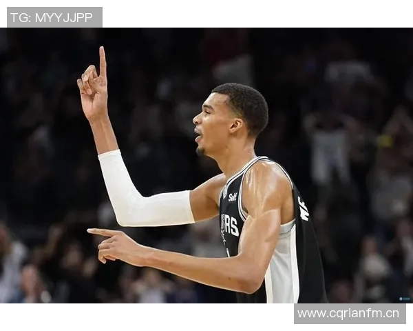 文班亚马半场表现起伏6分2板2帽5助攻却伴随4次失误 文班亚马半场表现起伏6分2板2帽5助攻却伴随4次失误