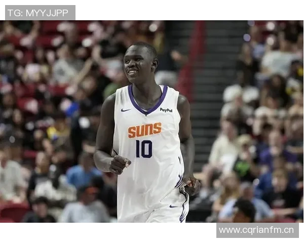 布克赞马卢阿奇表现出色积极拼搏与身体对抗令人印象深刻 布克赞马卢阿奇表现出色积极拼搏与身体对抗令人印象深刻