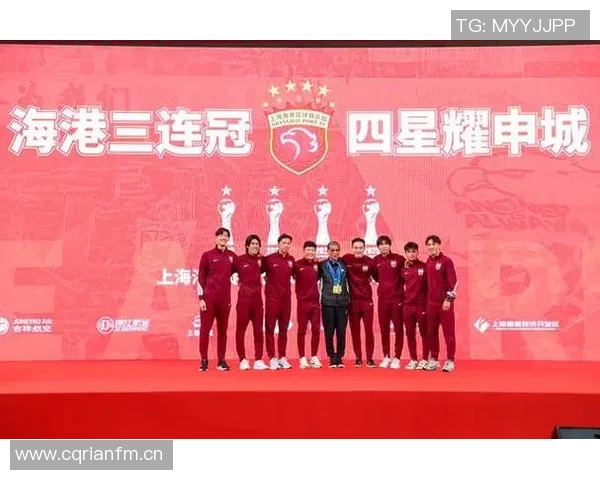 上海海港喜获三连冠更衣室庆祝合影传递冠军荣耀 上海海港喜获三连冠更衣室庆祝合影传递冠军荣耀