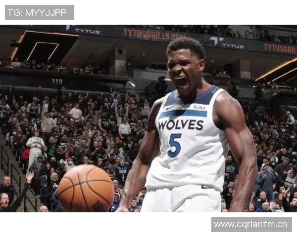 爱德华兹上半场表现抢眼12投7中三分球6投3中贡献全面数据17分2篮板3助攻2抢断1盖帽